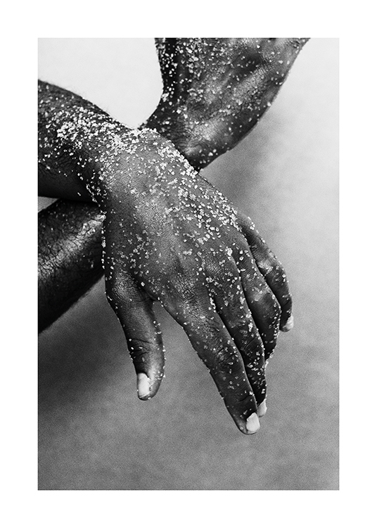 – Svarthvitt-fotografi av to hender i sand