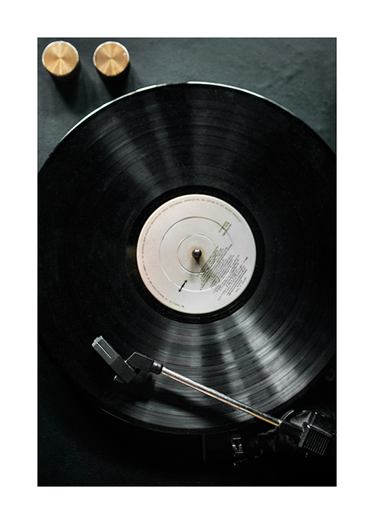  – Fotografi av en gammel platespiller med en svart vinylplate på