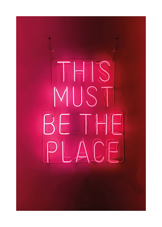  – Fotografi av et neonskilt med teksten «This must be the place» i mørkerosa mot en mørkere bakgrunn