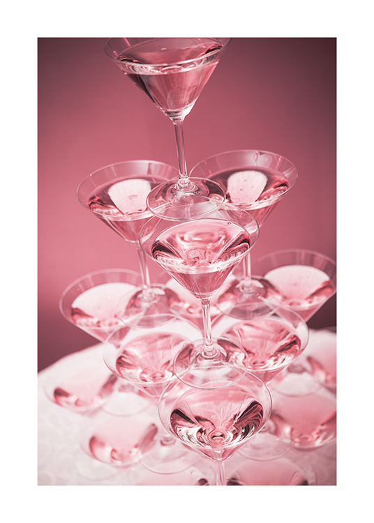  – Fotografi av en pyramide av cocktailglass med rosa drinker mot en rosa bakgrunn