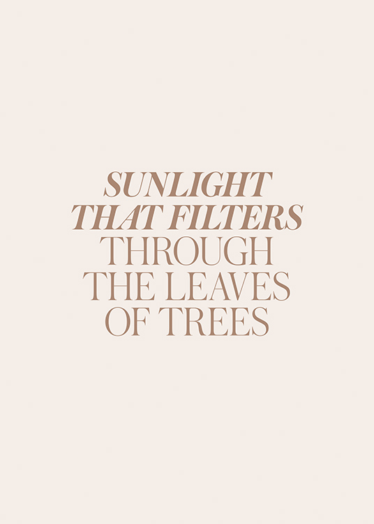  – Teksten «Sunlight that filters through the leaves of trees» mot en beige bakgrunn
