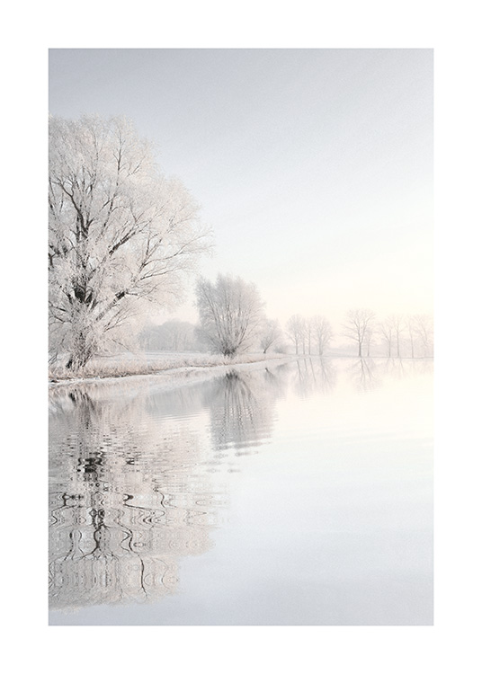  – Fotografi av en innsjø ved trær, med et snødekt landskap som speiler seg i innsjøen
