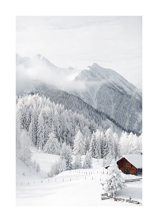 – Fotografi av en liten hytte i et snødekt landskap, med trær og fjell i bakgrunnen