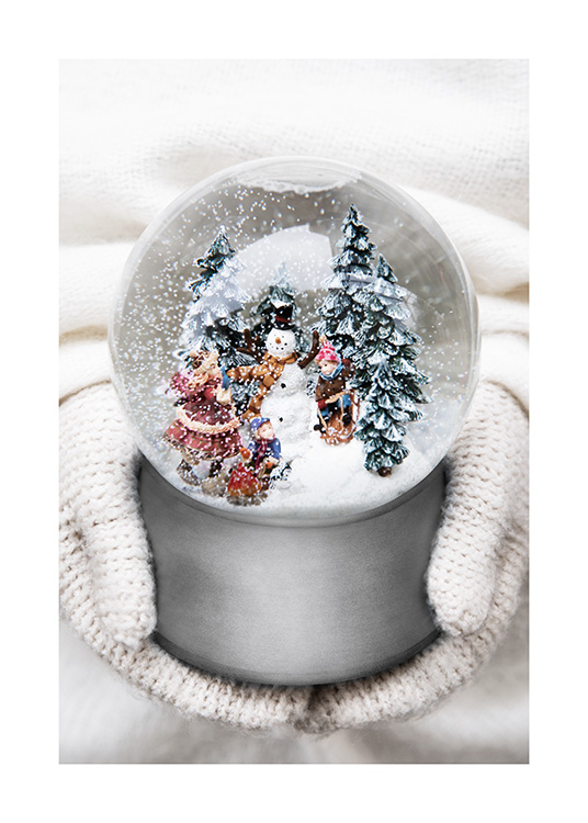  – Fotografi av en liten snøkule med en snømann, trær og barn i
