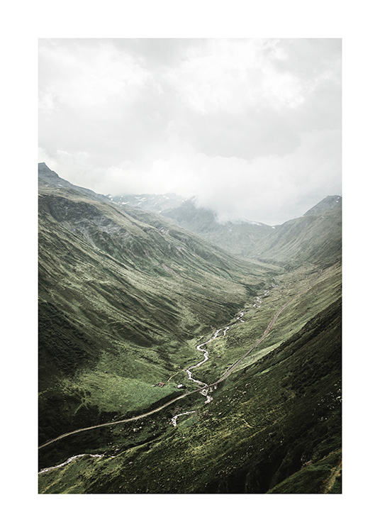  – Fotografi av et landskap med grønne planter som dekker fjellene, med en elv i midten