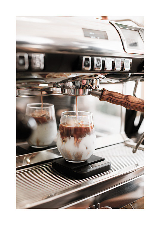  – Fotografi av et glass med iskaffe som fylles fra en kaffemaskin