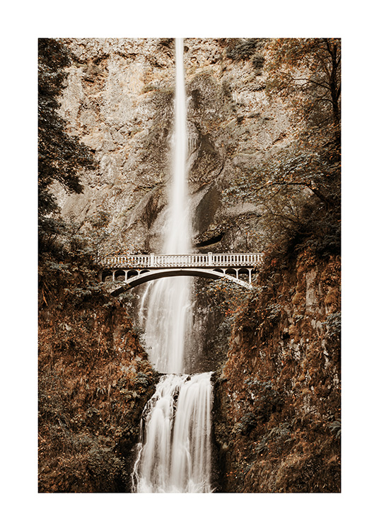  – Fotografi av en foss i fjellet, med en bro i midten