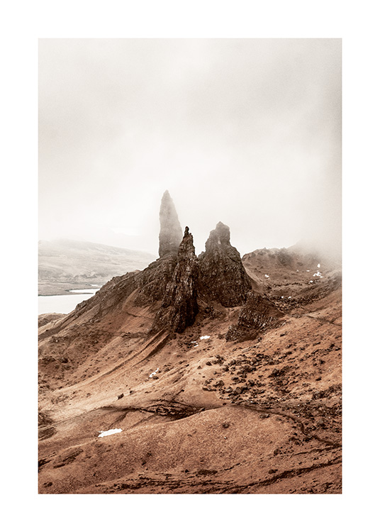  – Fotografi av et tåkete landskap med store steiner i midten