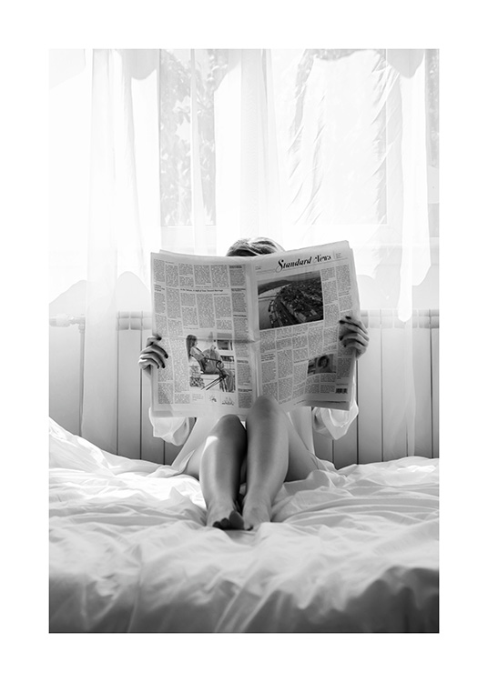  – Svarthvitt-fotografi av en kvinne som leser en avis i sengen