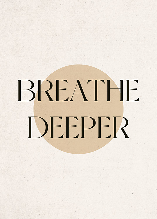 – Teksten «Breathe deeper» skrevet i svart mot en beige bakgrunn, med en beige sirkel bak teksten
