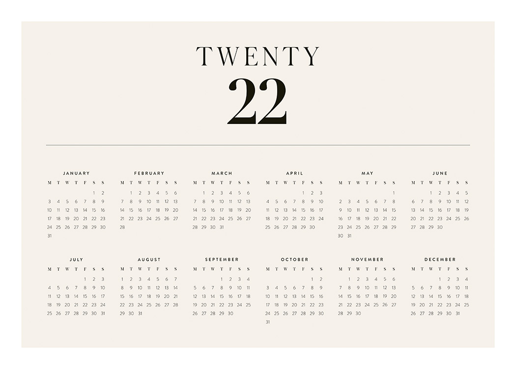  – En årskalender for 2022 i beige med svart tekst som viser alle månedene og datoene