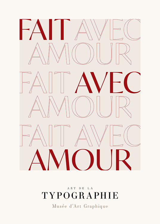 – En tekstplakat med teksten «Fait avec amour» i mørkerøde bokstaver mot en lys beige bakgrunn
