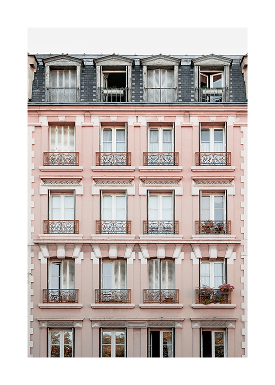 – Fotografi av et rosa hus i Paris, med franske balkonger og vinduer