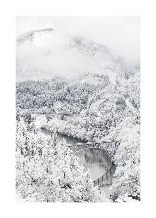– Et fotografi av et vinterlandskap sett ovenfra, med mye snø og grantrær rundt fjellene