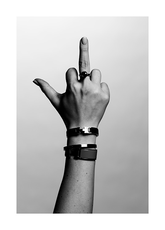 – Et unikt fotografi av en hånd som viser fingere, i monokrome farger