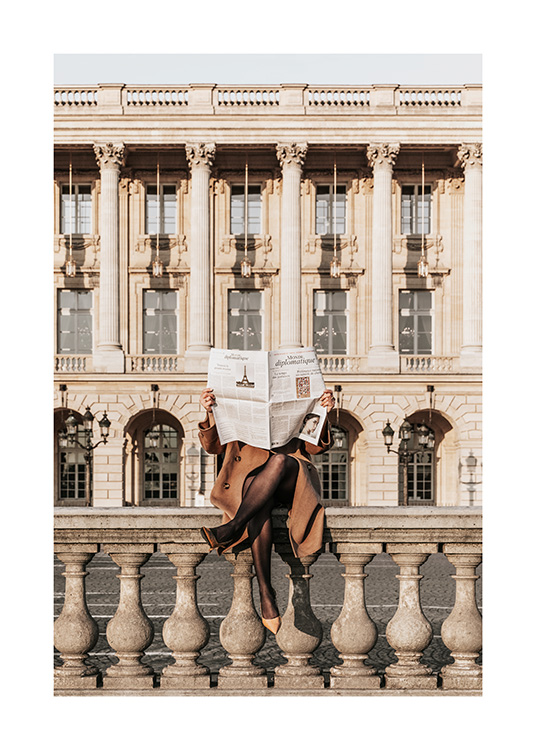 – Plakat av en kvinne som leser avisen sittende på et gjerde