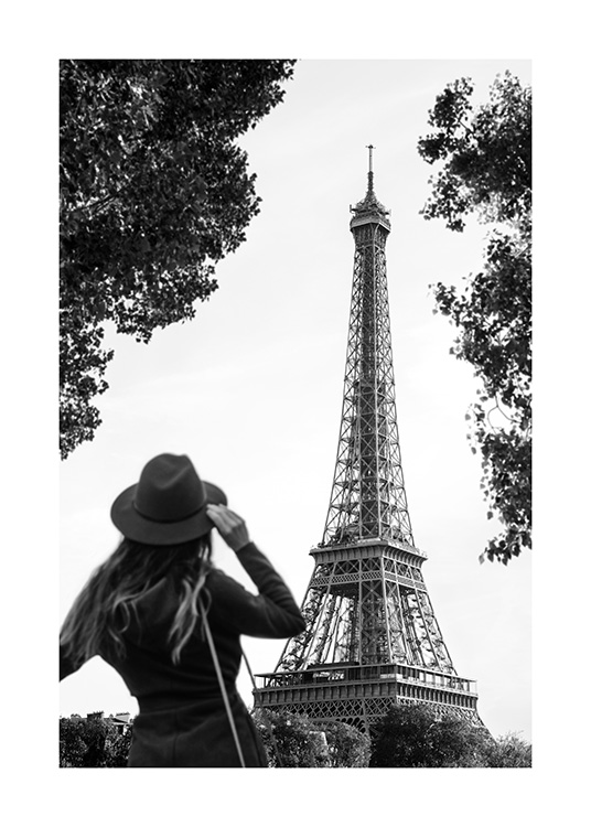 – Plakat av en kvinne foran Eiffeltårnet