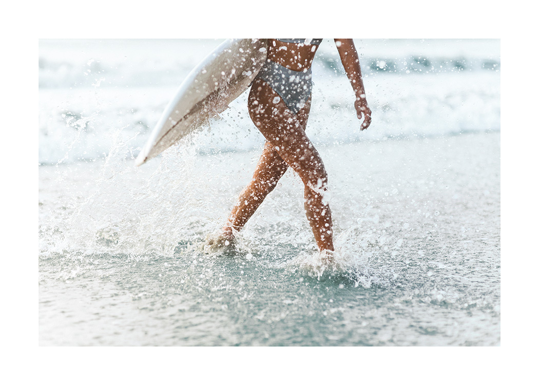 – Plakat av en surferjente som går ut av vannet