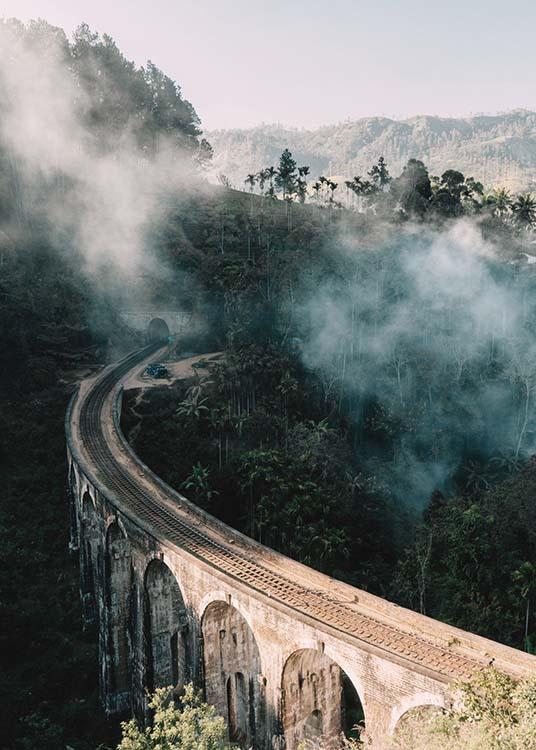  – Fotografi av en bro som går gjennom et landskap med trær og tåke