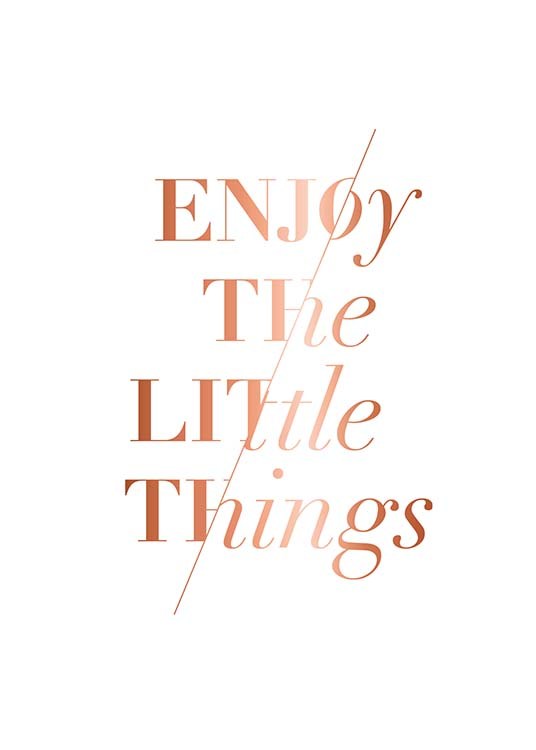  – Sitatplakat med teksten «Enjoy the little things» i kobber mot en hvit bakgrunn