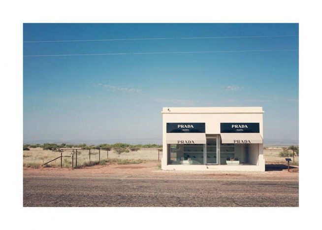  - Fotografi av den falske Prada Marfa-butikken i en ørken i Texas i USA