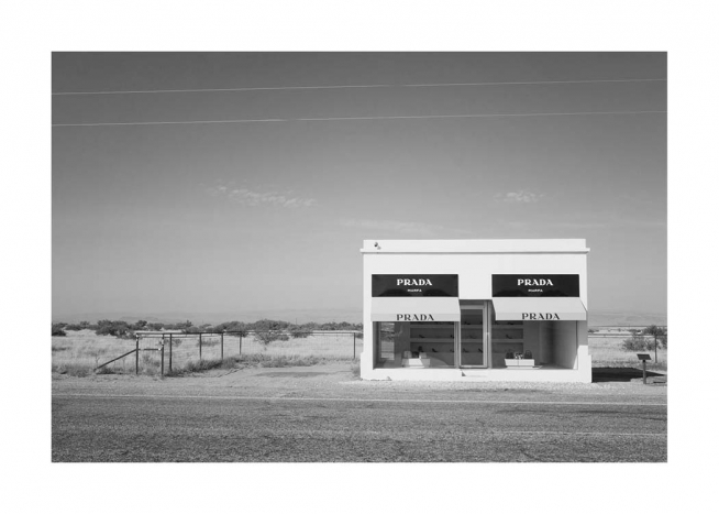  - Svarthvitt-fotografi av den falske Prada Marfa-butikken i ørkenen i Texas