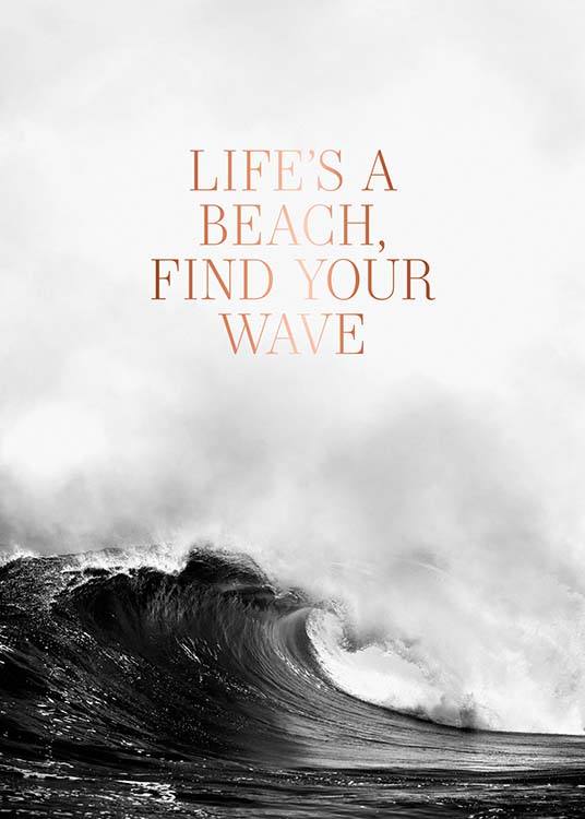  – Svarthvitt-fotografi av en bølge med et sitat i kobber foran