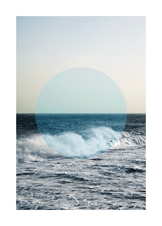  - Fotografi av et hav med en bølge i front og en blå sirkel i midten