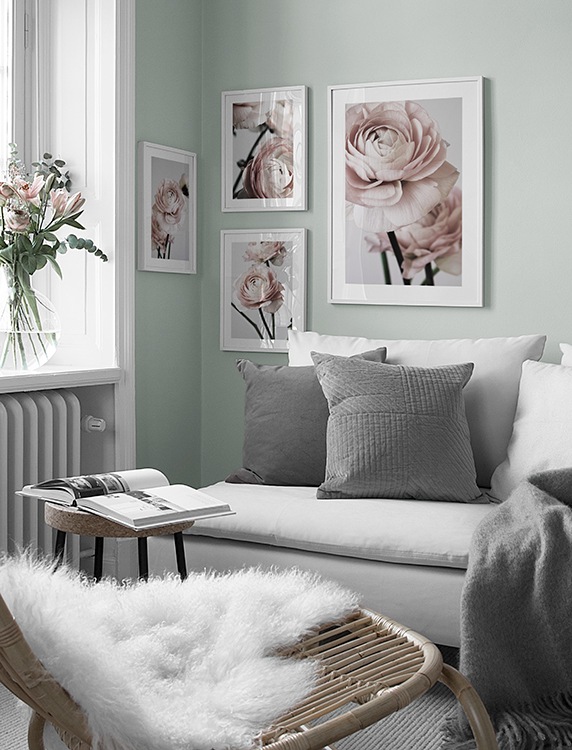 Vakker bildevegg med lyserosa blomstermotiv