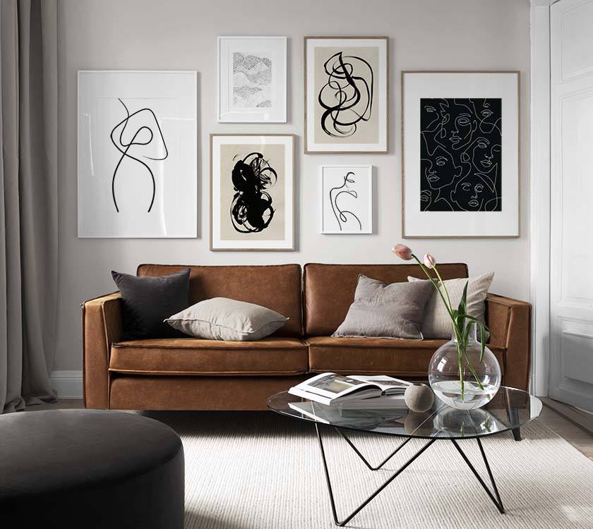 Nøytral stue med moderne kunst