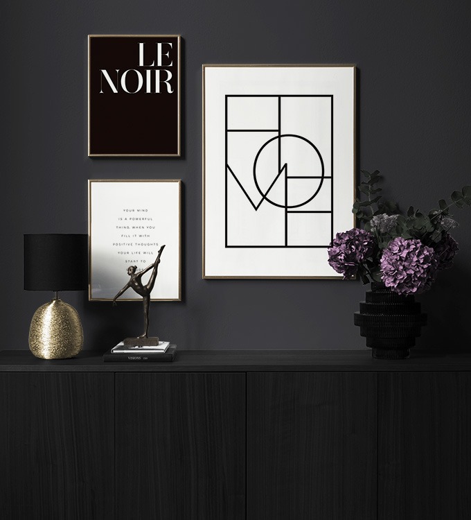 Minimalistisk bildevegg i svart-hvitt