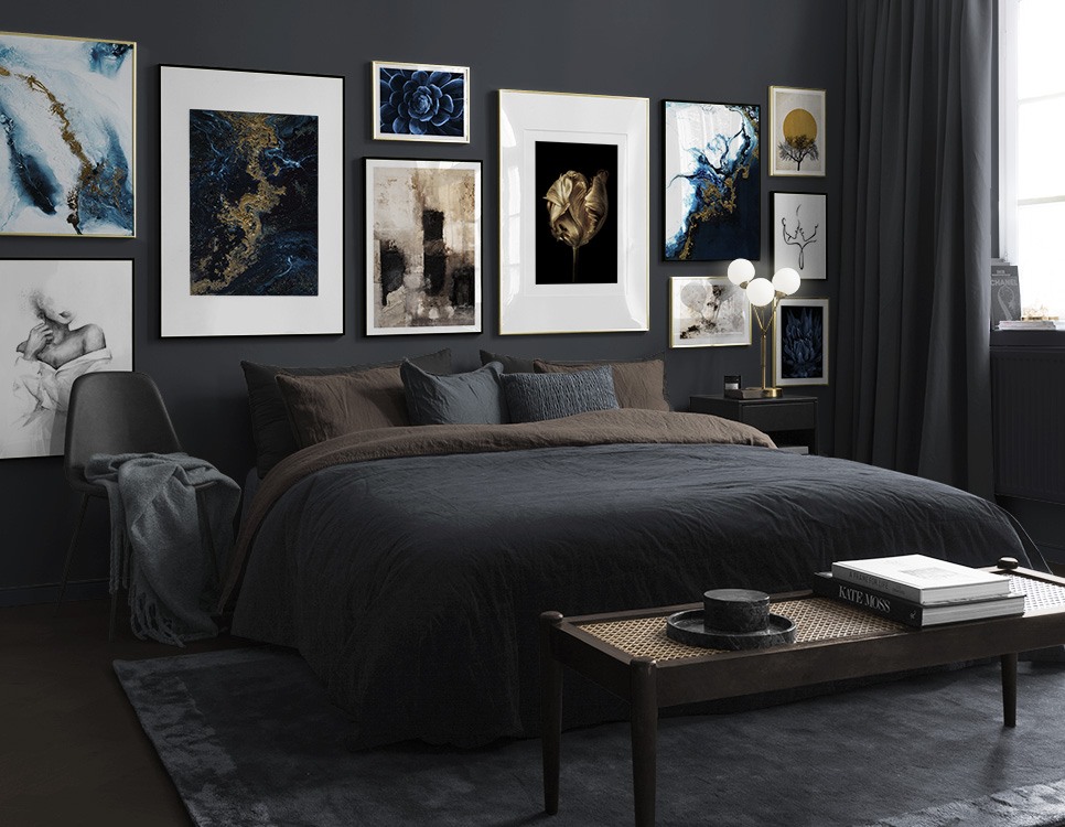 Mørkeblå og gyllen fotokunst på soverom