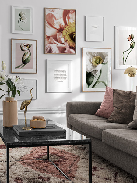 Botaniske posters fra Desenio. Vegg med innrammede posters av blomster og andre planter.